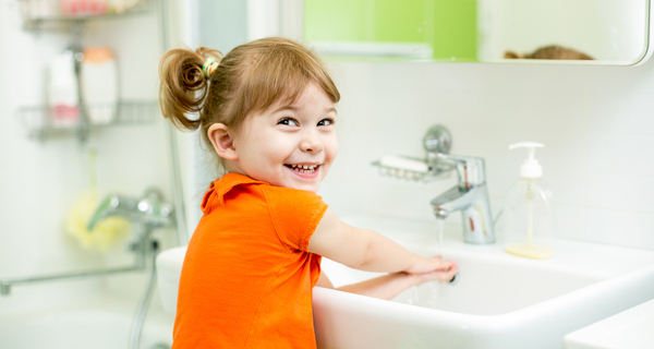 kids washing hands